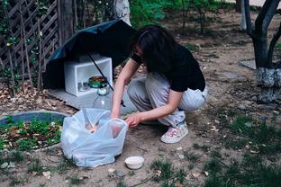 还是你俩？海斯：勒布朗是队里橄榄球游戏玩最好的 席菲诺最菜